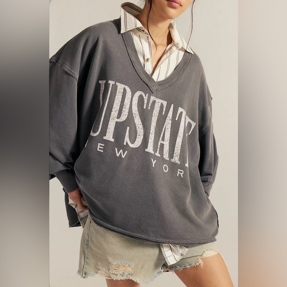 ▪️NWT/NWOT Free People Venice V-neck Graphic Sweatshirts in Washed Black Combo - Picture 7 of 8